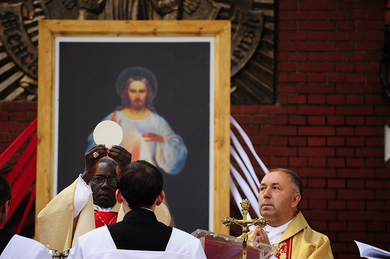 1024px-Robert_Cardinal_Sarah_with_Bishop_of_Hrodna_Alaksandr_Kaškievič_in_Minsk.jpg