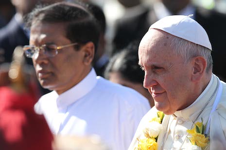 Pave <b>Frans med</b> president Mathripala Sirisena under mottagelsen tirsdag. - SriLanka