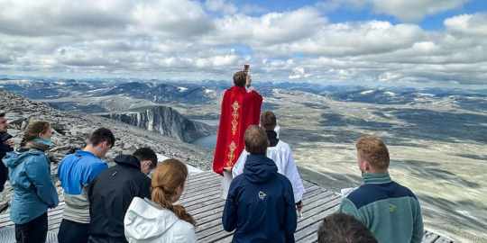 P. Josef Ottersen feirer messe på Snøhetta, Dovrefjell