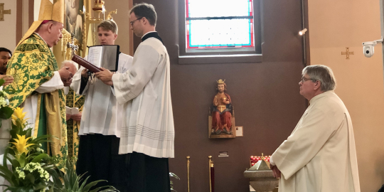 Sigurd Hareide diakonvies av biskom Bernt Eidsvig i St. Olav domkirke 21. august 2022. Sønnen Ludvig ministrerer ved hans side. P. Torbjørn Holt til høyre i bildet. 