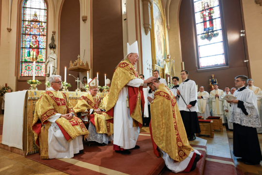 Bispevigsel i St. Olav domkirke; biskop Bernt Eidsvig legger sine hender på biskop Fredrik Hansen under vispevigselsseremonien lørdag 18. januar 2025. 