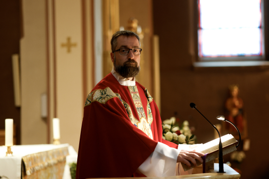 Mgr. Fredrik Hansen ved prekestolen i St. Olav domkirke, Oslo. 