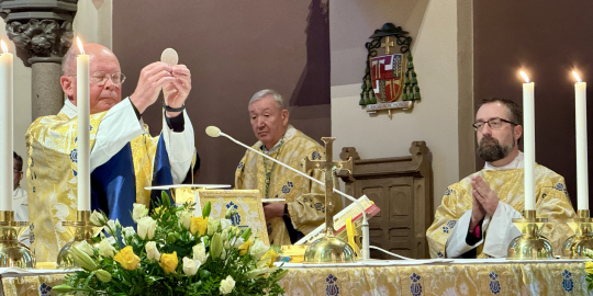 P. Oddvar Moi preker under messen ved hans 25-årsjubileum som prest. St. Olav domkirke, Oslo. 