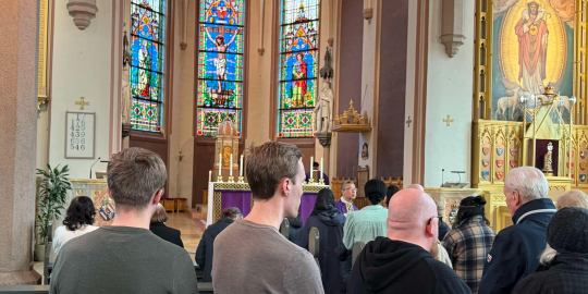 Troende går frem for å motta askekors i pannen under en askeonsdagsmesse i St. Olav domkirke i Oslo