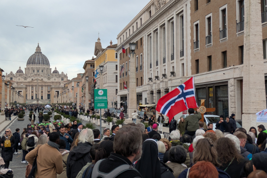 Pilegrimer med norsk flagg på vei mot Peterskirken i Roma