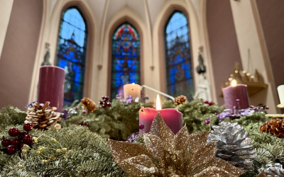 Julekrans i St. Olav domkirke, foran alteret. 2024