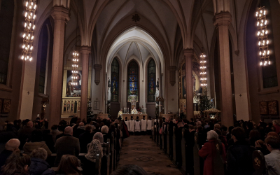 Mgr. Fredrik Hansen feirer midnattsmessen 24.12.2024 i St. Olav domkirke, Oslo. 