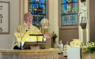 P. Oddvar Moi preker under messen ved hans 25-årsjubileum som prest. St. Olav domkirke, Oslo. 