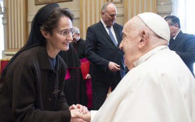 Sr. Raffaella Petrini hilser på pave Frans