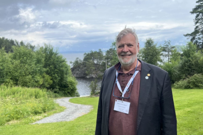 Peter Kuran, styreleder i Caritas Norge, utendørs på Mariaholm