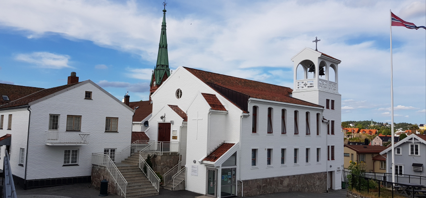 Utsiden av St. Franciskus Xaverius kirke og prestegård i Arendal