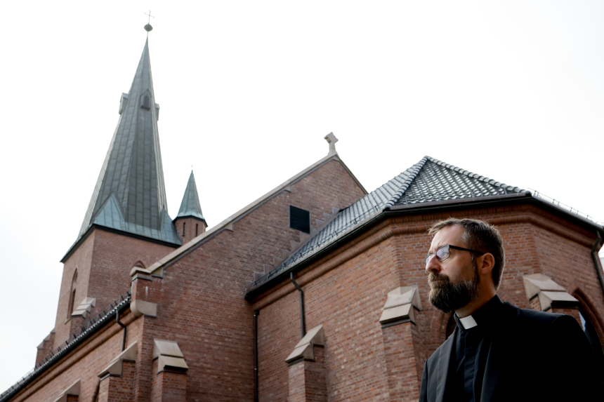 Mgr. Fredrik Hansen utenfor St. Olav domkirke i Oslo