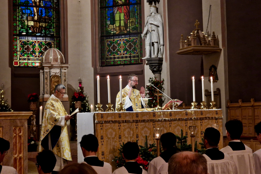 Mgr. Fredrik Hansen feirer midnattsmessen 24.12.2024 i St. Olav domkirke, Oslo. 