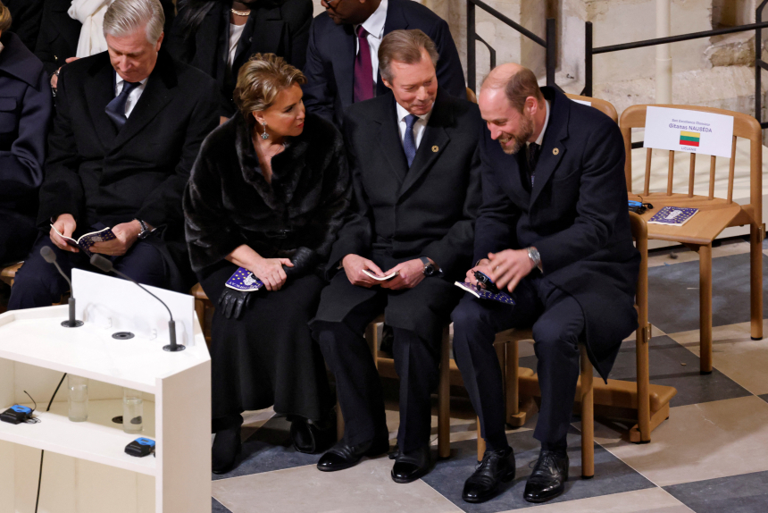 Storbritannias kronprins William samt Luxembourgs storhertug Henri og storhertuginne Maria Teresa, samtaler inne i Notre-Dame de Paris-katedralen før seremonien lørdag 7. desember 2024, som markerer gjenåpningen etter brannen i 2019. 