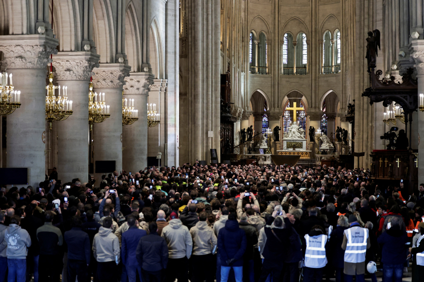 Frankrikes president Emmanuel Macron holder en tale under et besøk i Notre-Dame de Paris-katedralen i Paris 29. november 2024. 