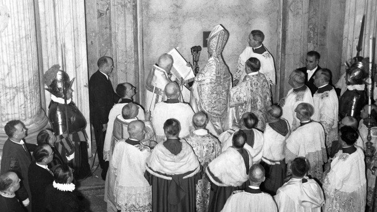 Pave Pius XII åpner Den hellige dør i Peterskirken i 1950