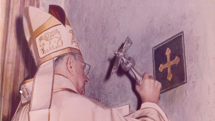 Pave Paul VI åpner Den hellige dør i Peterskirken i 1975