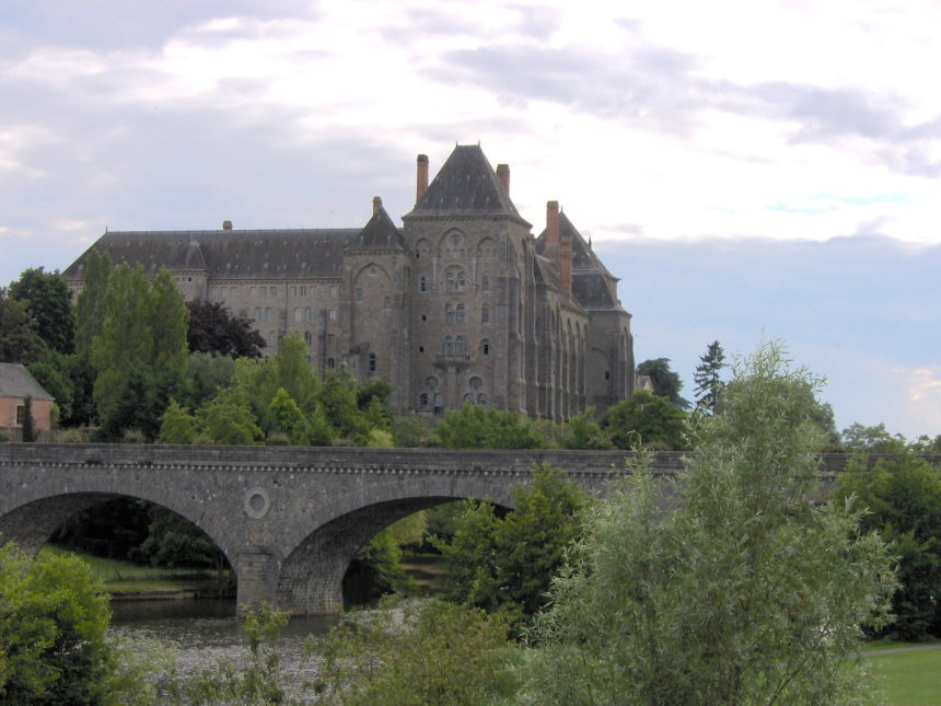 Utsiden av benediktinerklosteret i Solesmes