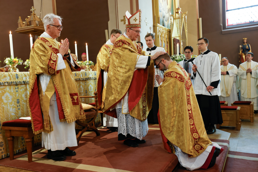 Bispevigsel 18. januar 2025 biskop Fredrik Hansen. Håndspåleggelse ved kardinal Pietro Parolin. 