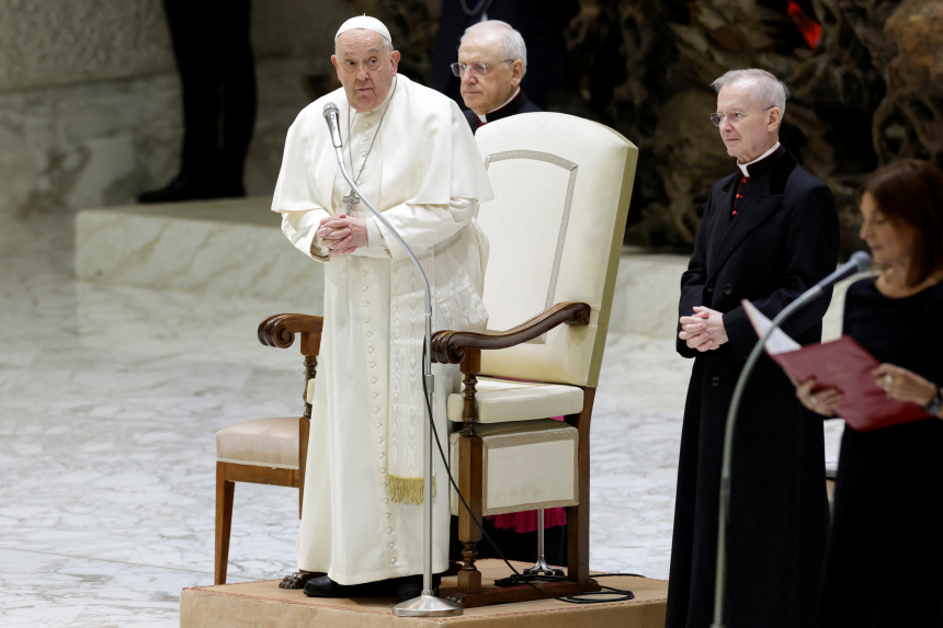 Pave Frans står foran stolen sin under en generalaudiens i Paul VI-salen