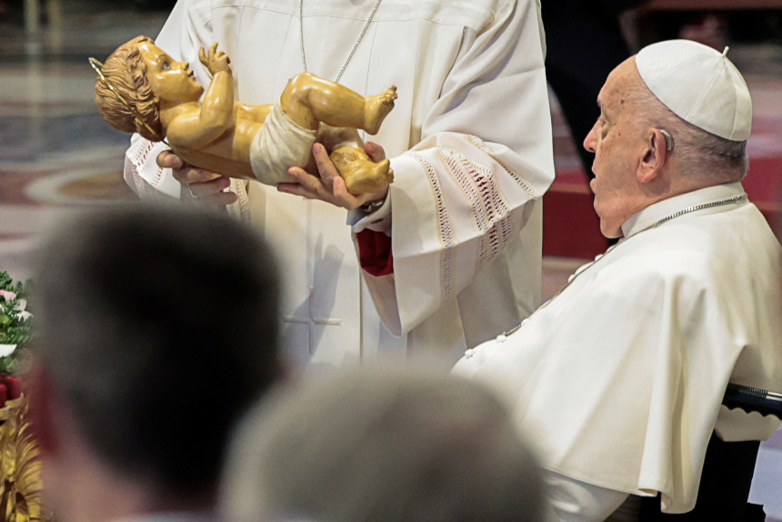 Pave Frans ser på en figur av Jesusbarnet