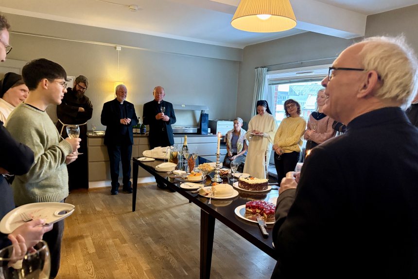 Mottagelse ved p. Oddvar Mois 25-årsjubileum. Mgr. Torbjørn Olsen taler. 