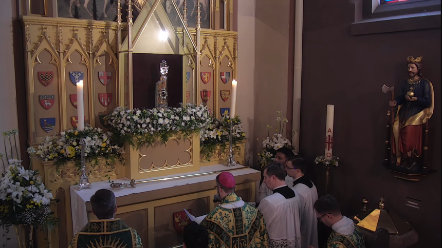 Biskop Fredrik Hansen ber fora Olavsrelikvien i St. Olav domkirke 