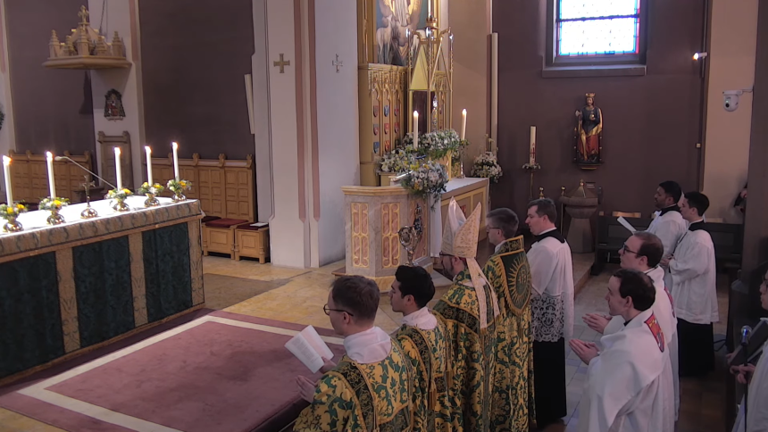 Biskop Fredrik Hansen står foran alteret i St. Olav domkirke