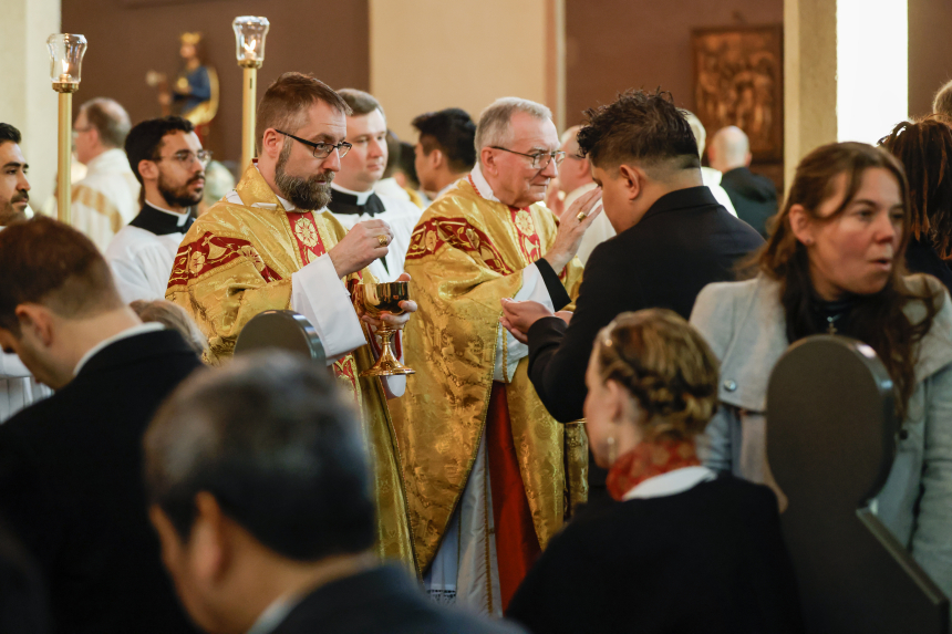 Biskop Fredrik Hansen og kardinal Pietro Parolin deler ut kommunion til folket i St. Olav domkirke