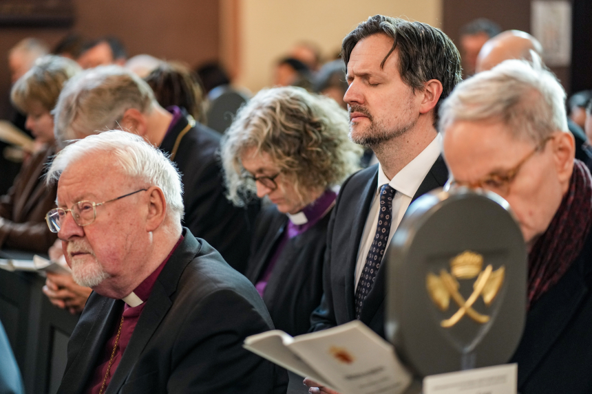 Ole Kristian Kvarme, Dag Inge Ulstein og Kari Veiteberg under en messe i St. Olav domkirke i Oslo