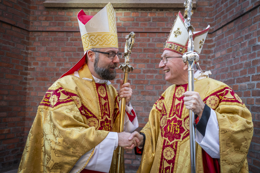 Kardinal Pietro Parolin hilser på biskop Fredrik Hansen, begge med mitra og bispestav, utenfor St. Olav domkirke i Oslo 