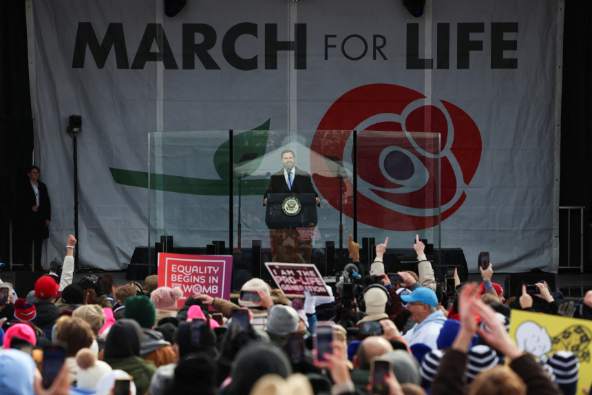 Visepresident J.D. Vance taler under March for Life i Washington