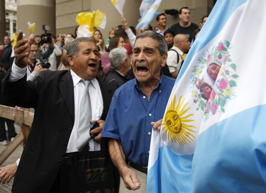 Argentinere feirer med argentinske flagg at kardinal Bergoglio er valgt til pave Frans