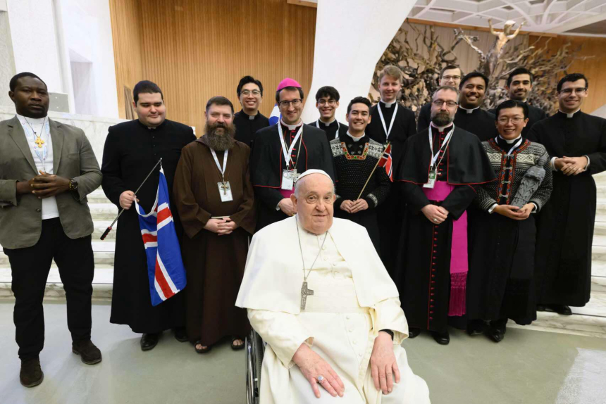 Pave Frans sammen med nordiske biskoper, norske seminarister og andre i Paul VIs audienshall