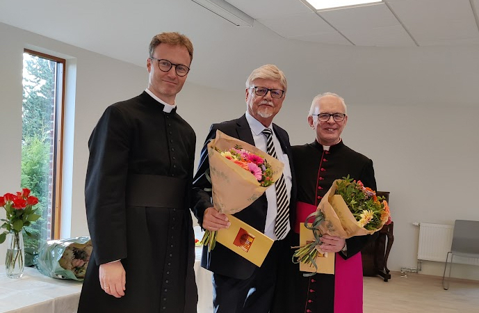 Diakon Sigurd Hareide, leder av bygningskomitéen, varaordfører Bent Moldvær fra Tønsberg kommune og Mgr. Torbjørn Olsen som var stedfortreder for biskop Eidsvig i anledning velsignelsen  av nybyggene høsten 2024.