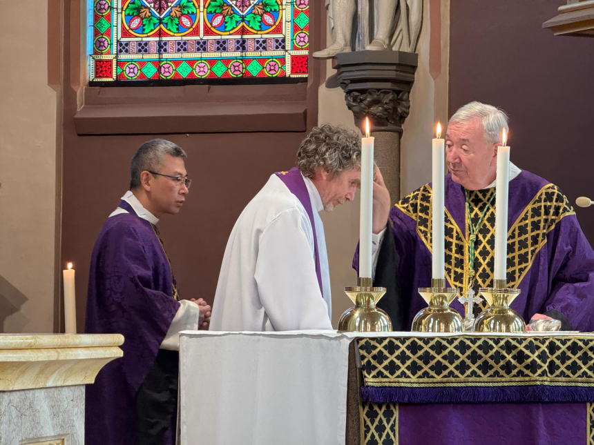 Biskop Bernt Eidsvig tegner askekors i pannen på en prest i St. Olav domkirke i Oslo