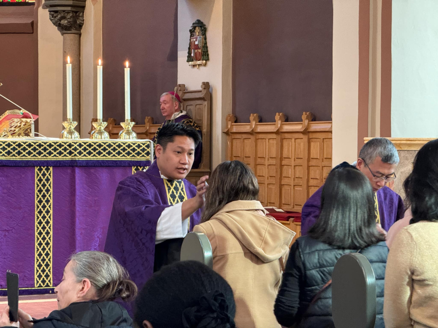 P. Tao tegner askekors i pannen på første person i en lang rekke i St. Olav domkirke i Oslo