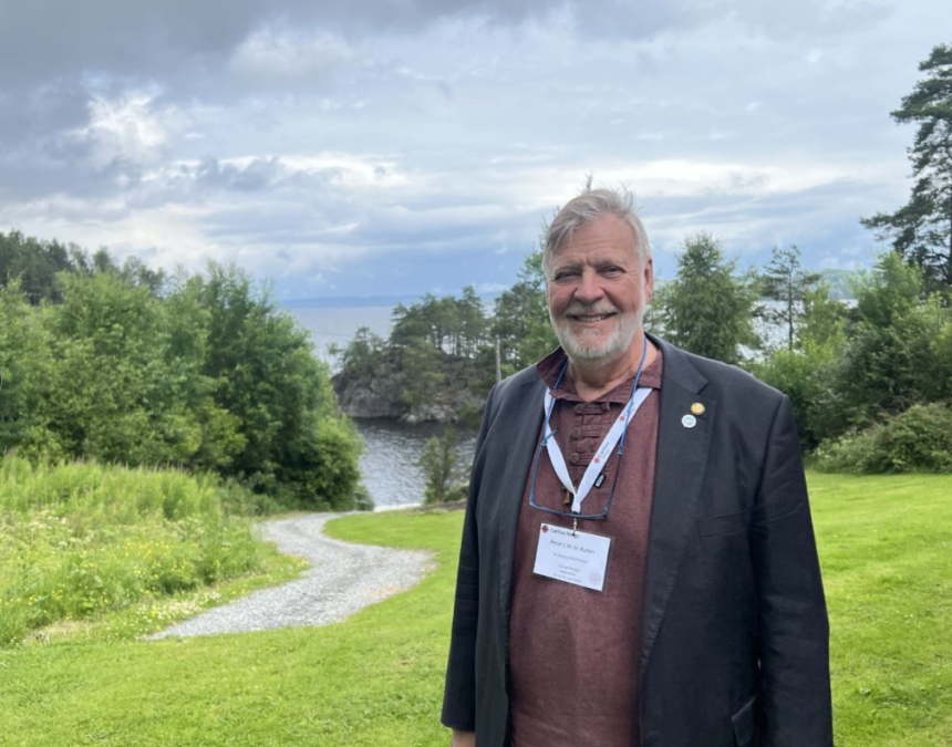 Peter Kuran, styreleder i Caritas Norge, utendørs på Mariaholm