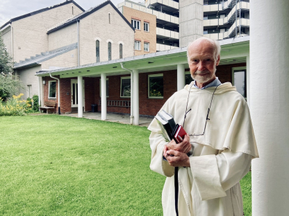 Fr. Arne Fjeld utenfor St. Dominikus kloster