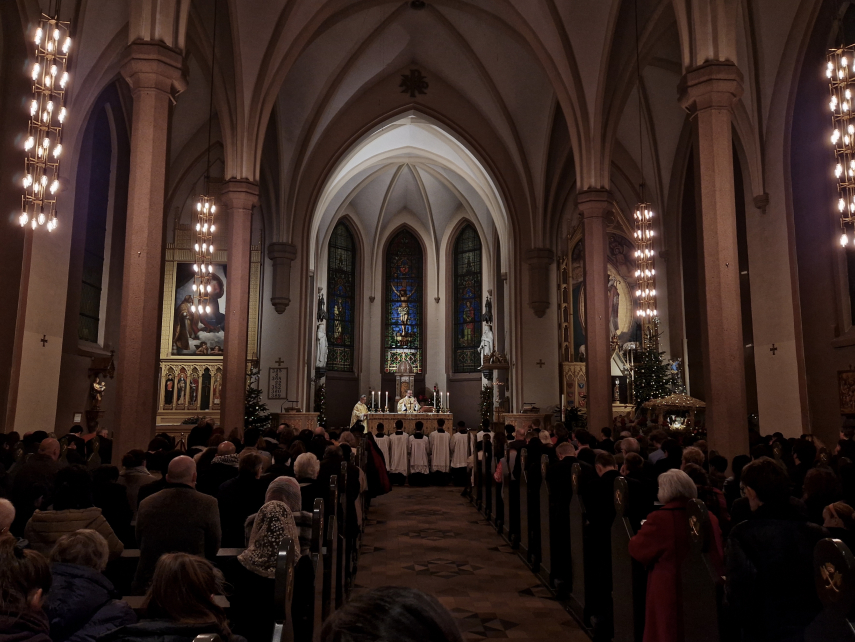 Mgr. Fredrik Hansen feirer midnattsmessen 24.12.2024 i St. Olav domkirke, Oslo. 