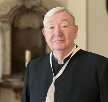 Biskop Bernt Eidsvig i korherredrakt i sitt kloster, Klosterneuburg, Østerrrike. 