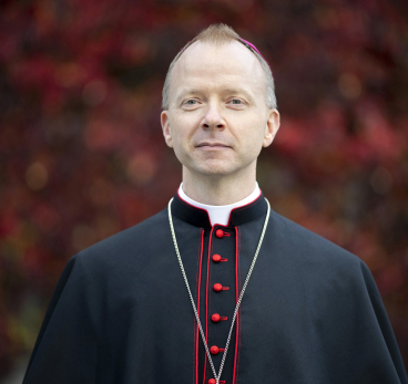 Biskop Erik Varden utenfor Nidarosdomen, Trondheim. 