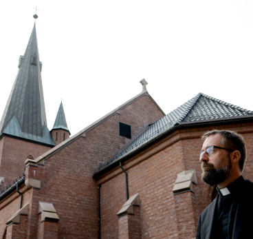 Mgr. Fredrik Hansen utenfor St. Olav domkirke, Oslo. 