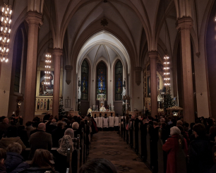 Mgr. Fredrik Hansen feirer midnattsmessen 24.12.2024 i St. Olav domkirke, Oslo. 