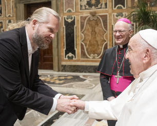 Nasjonalbibliotekar Aslak Sira Myhre og arkivar og bibliotekar for Den hellige romerske kirke H.E. Angelo Vincenzo Zani i audiens hos pave Frans i november 2024.